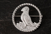 Load image into Gallery viewer, Tammie Norrie - Puffin Twist Brooch
