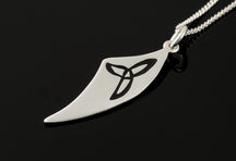 Load image into Gallery viewer, Triquetra Curved Pendant Small