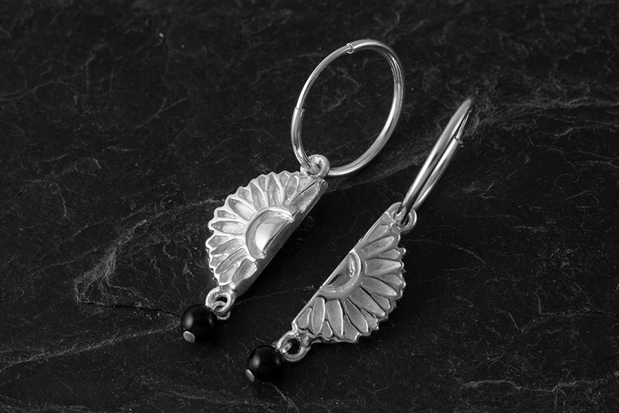 Sól - Sunflower Half Onyx Earrings