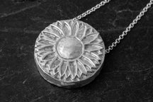 Load image into Gallery viewer, Sól Sunflower Pendant
