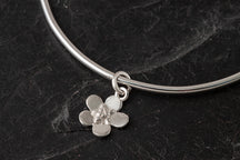 Load image into Gallery viewer, Plain bangle with charm
