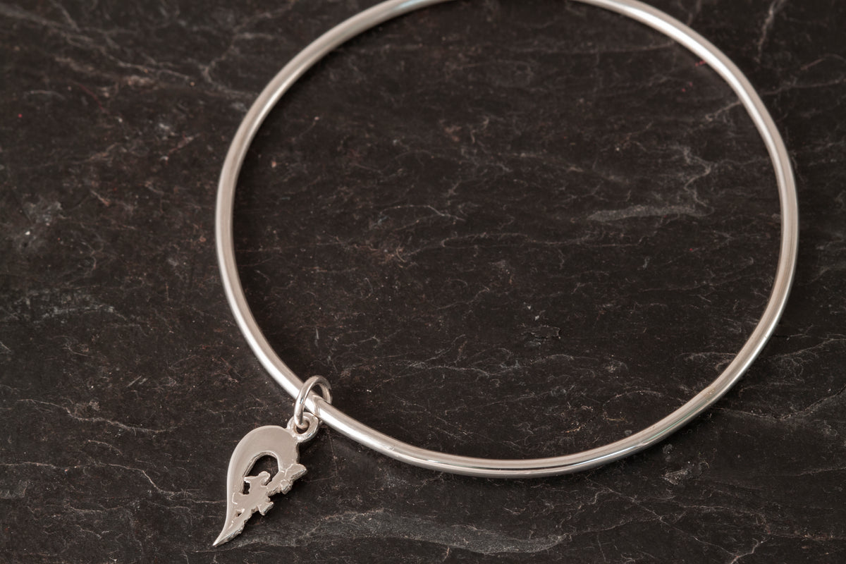 Plain bangle with charm