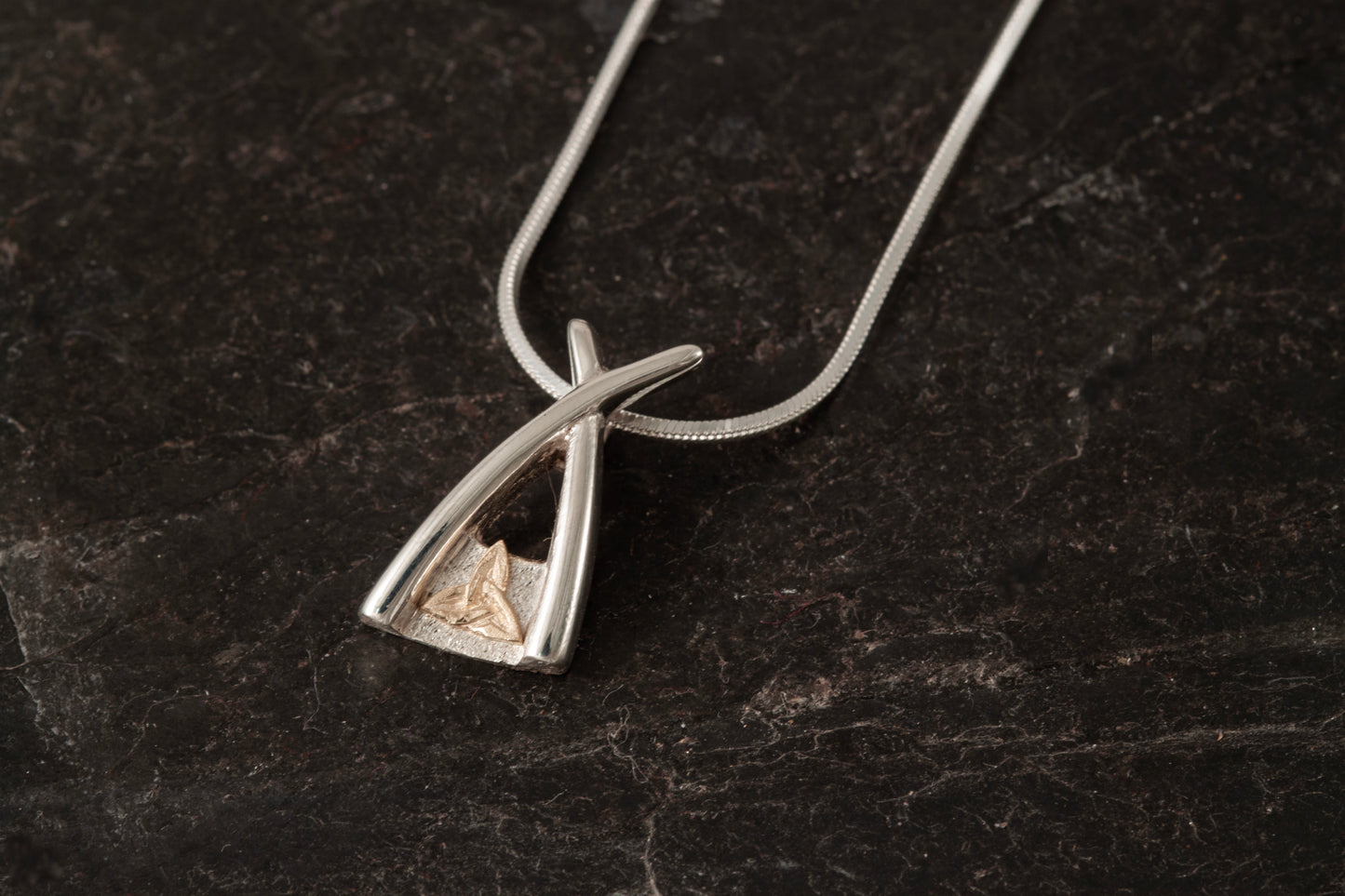 Voar Crossover Pendant