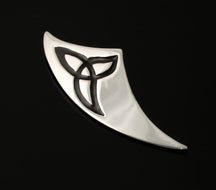 Load image into Gallery viewer, Triquetra Curved Brooch Large
