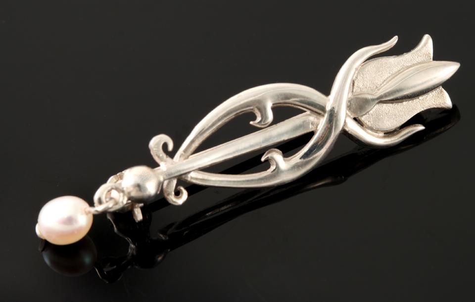 Glasgow Girls Brooch with pearl