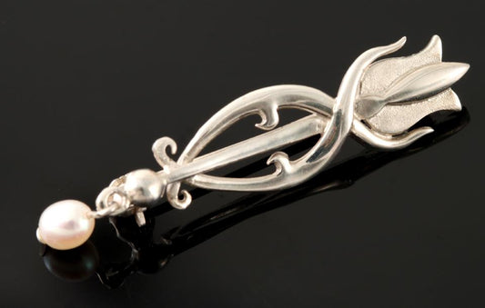 Glasgow Girls Brooch with pearl